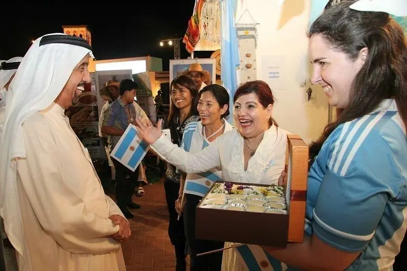 Las participantes del stand de Argentina reciben a Hamad Al Shaik Shaibani. (EL CORREO)