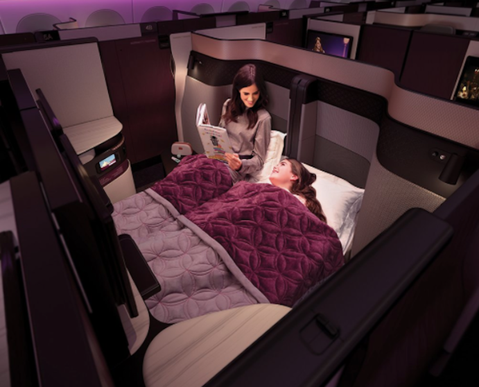 La suite de Qatar Airways dispone de una cama doble convertible.