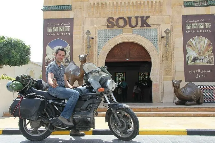 José Ruiz, subido en su vieja BMW K-75 ante el Zoco de Wafi en Dubai. (EL CORREO)