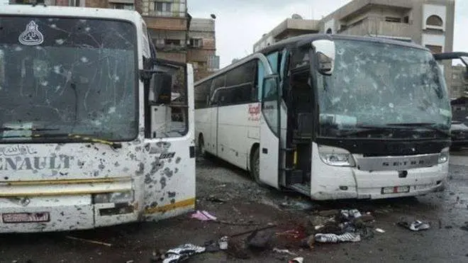 Una de las bombas estalló al paso de un autobús.