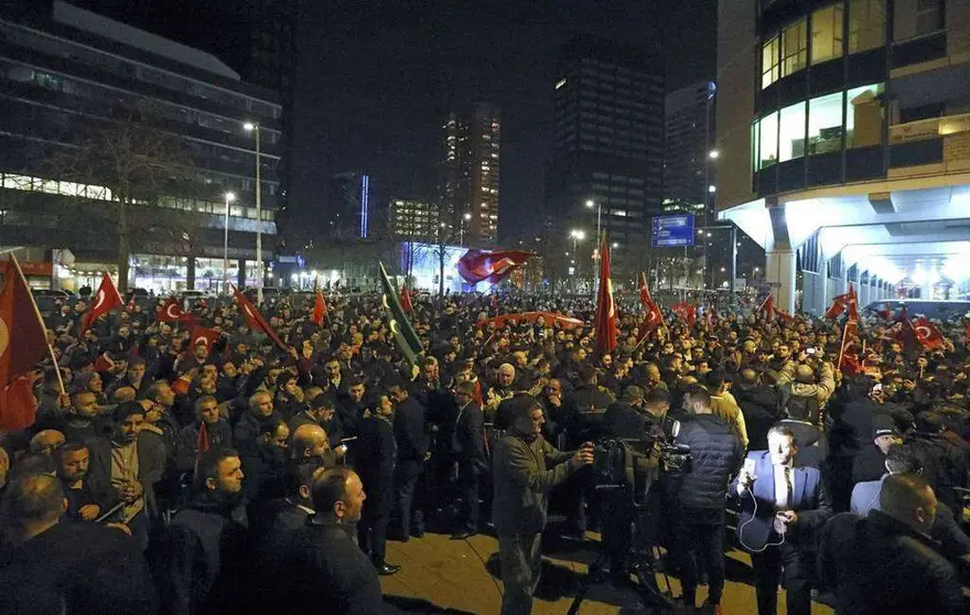 Tucos delante del Consulado de Turquía en Róterdam.