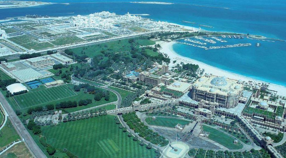 Emirates Palace, el hotel favorito del Rey emérito de España para sus estancias en Abu Dhabi. Al fondo a la izquierda, el gigantesco Palacio Presidencial. (MyMMerchan)
