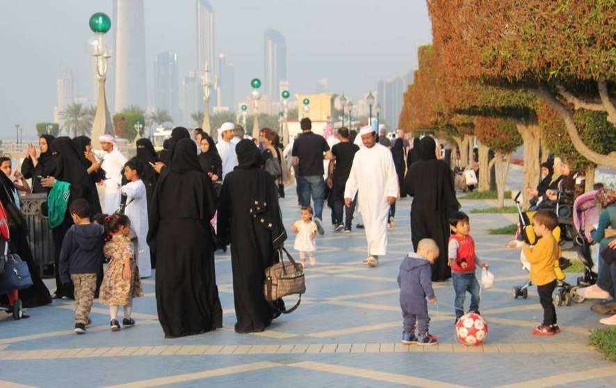 Residentes de EAU pasean por La Corniche de Abu Dhabi.