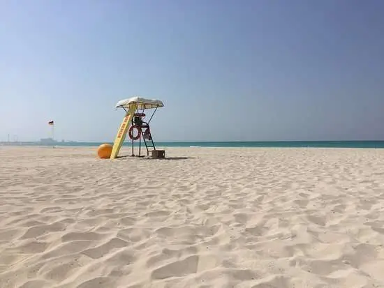 Puesto de socorrista en una playa de Abu Dhabi.