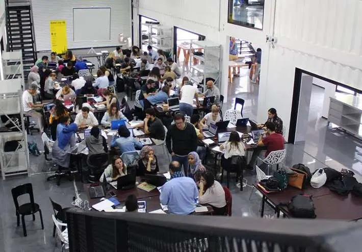 Estudiantes durante una de las sesiones de trabajo del taller 'Dubai Pop-up' celebrado en la Universidad de Al Ghurair.