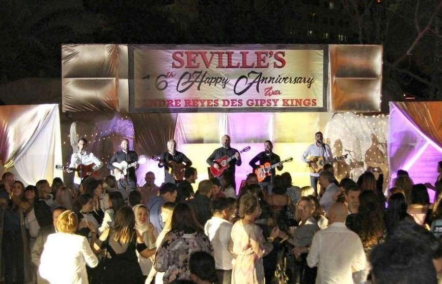 Andre Reyes y sus Gipsy Kings rodeados de una multitud durante su actuación en el restaurante Seville's de Dubai. (EL CORREO)