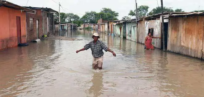 Una calle afectada por las lluvias en Perú.