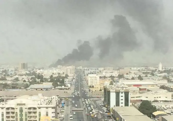 El incendio en el almacén levantó una enorme manta de humo sobre Sharjah.