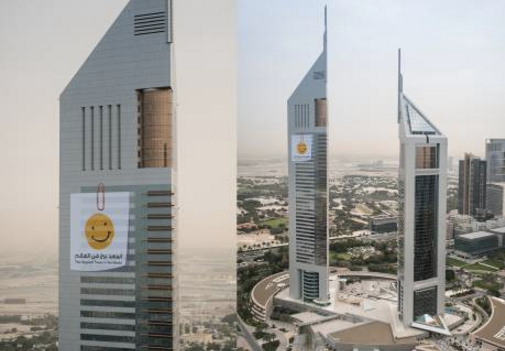 Imagen de las Emirates Towers decoradas con caras sonrientes con motivo del Día Internacional de la Felicidad. 