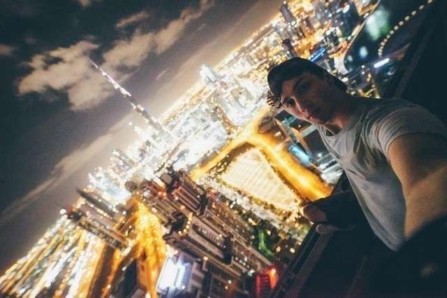 Harry Gallagher en una terraza de un rascacielos de Dubai.