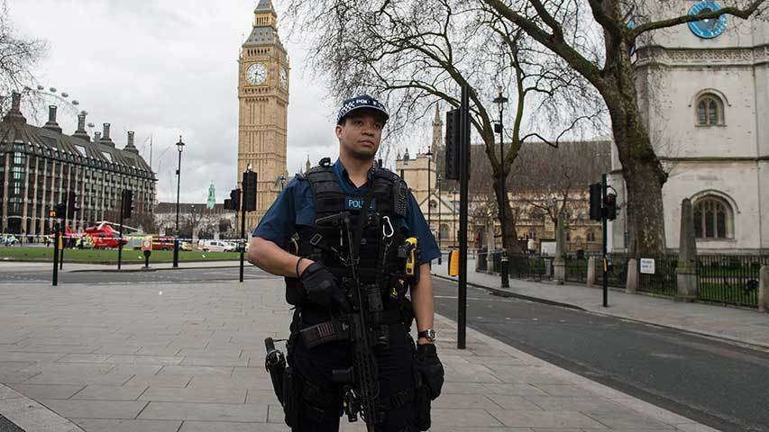 Un policía vigila el centro de Londres.