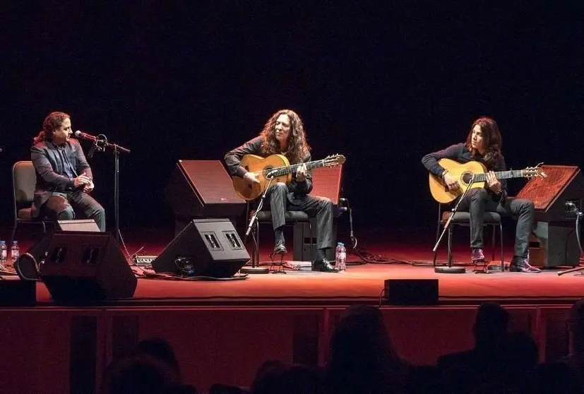 Tomatito -en el centro- durante su aplaudida actuación en Abu Dhabi Festival. (Cedida)