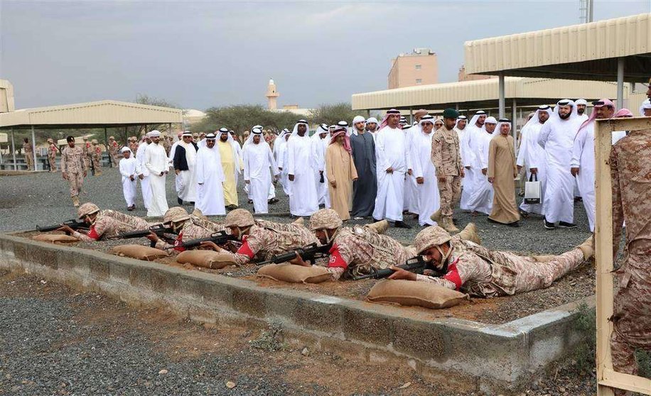 Los padres de los reclutas emiratíes durante su recorrido por las instalaciones.