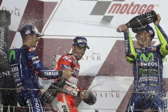 Maverick Viñales, Dovizioso y Valentino Rossi se 'riegan' con cava Freixenet en el podio de Qatar. 