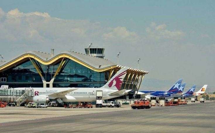 Un avión de Qatar Airways en la Terminal 4 de Madrid Barajas.