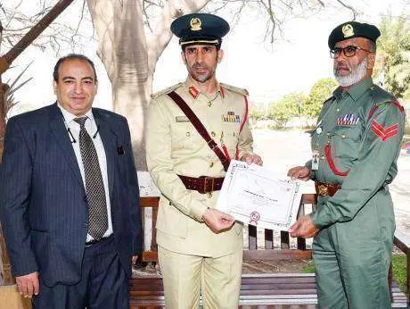 El cabo Abdullah Ebrahim Mohammad recoge la distinción de la Policía de Dubai. 