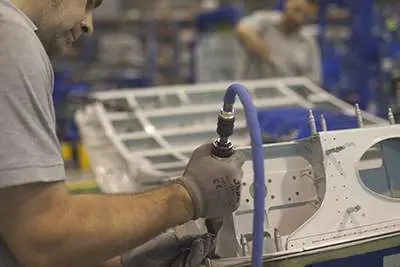 Un trabajador de la fábrica española Aciturri.