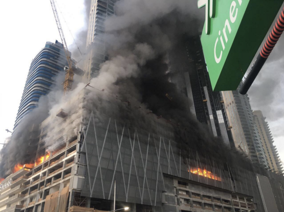 Imagen del incendio publicada en el Twitter de Dubai Media Office. 