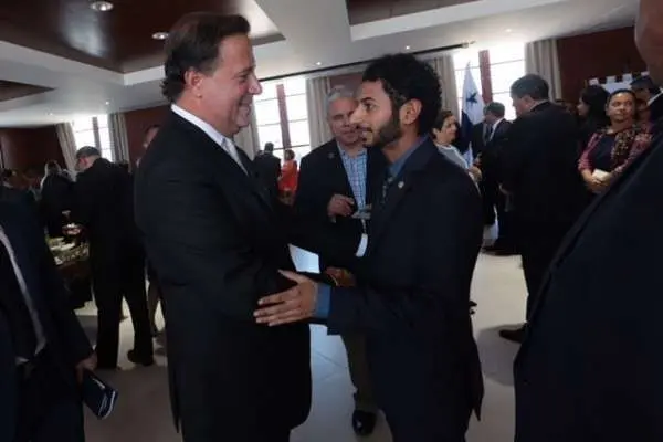 El presidente de Panamá junto a Sultan Al-Taie.