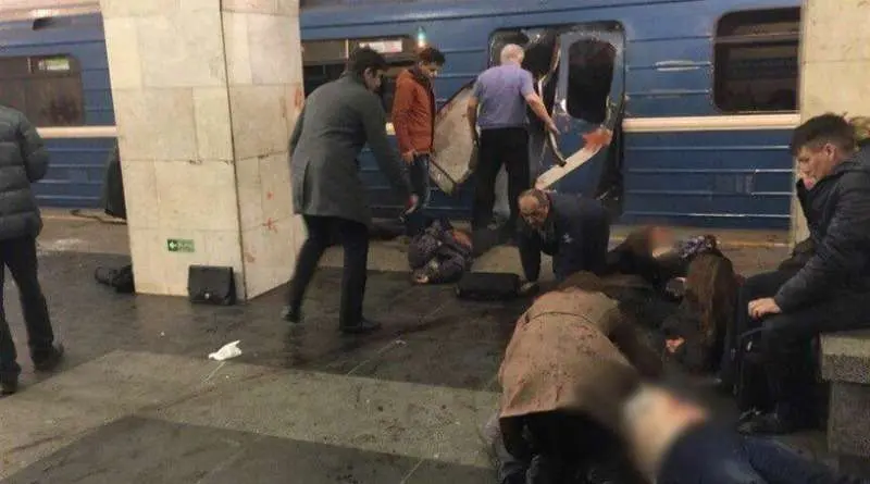 Pasajeros del metro tras la explosión. 