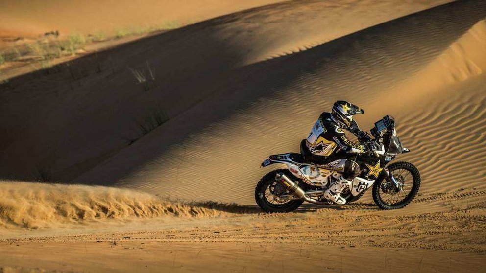 el corredor de rally, Pablo Quintanilla, en el desierto de Abu Dhabi.