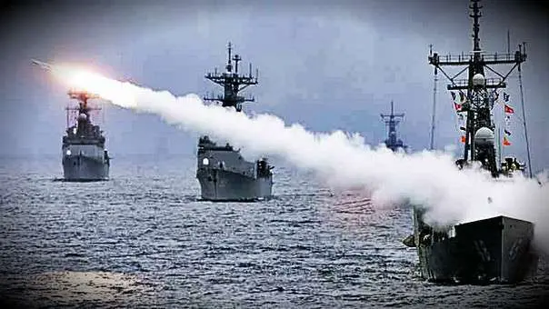 Buques de guerra en el mar Mediterráneo.