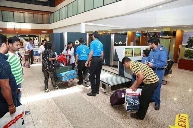 Agentes de Aduanas en el Aeropuerto Internacional de Dubai (DXB).