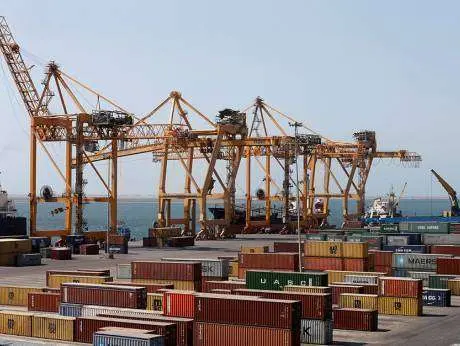 Terminal de contenedores en el puerto de Al Hodeidah en el Mar Rojo.