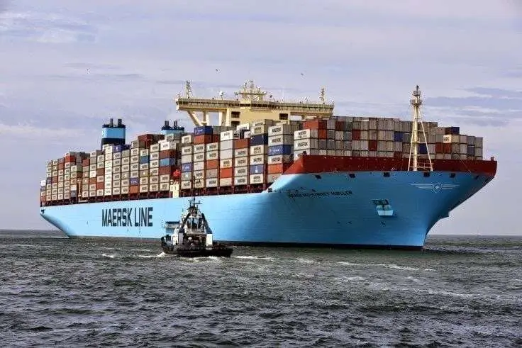 Un barco con contenedores de agua en aguas del Estrecho de Ormuz.