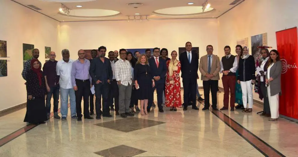 Organizadores y asistentes en la exhibición 'El Gran Camino Inca' en la Universidad de Sharjah.