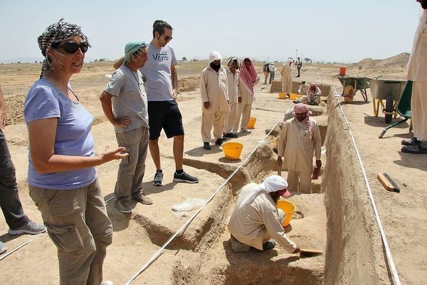 La doctora Carmen del Cerro -izquierda- explica los últimos hallazgos en la excavación arqueológica de Thuqeibah en Sharjah. (EL CORREO)