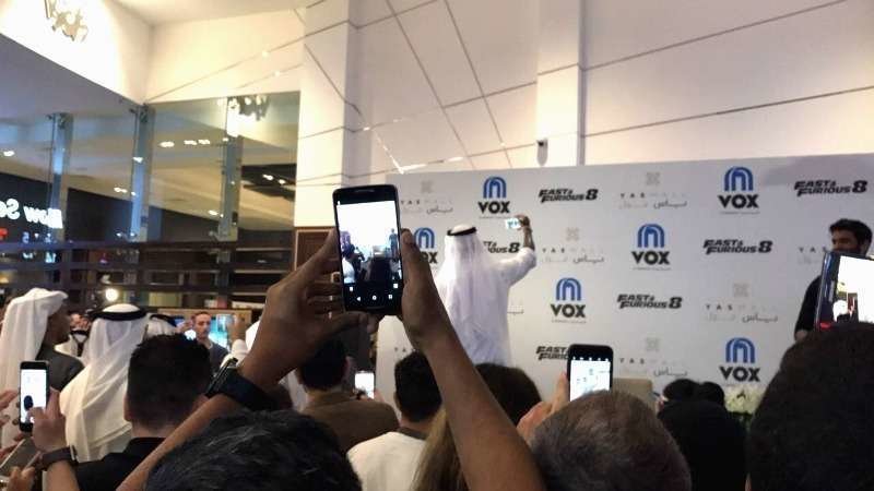 Gibson se toma un selfie con los fans en el Yas Mall de Abu Dhabi. (Ernesto Cab Vera)
