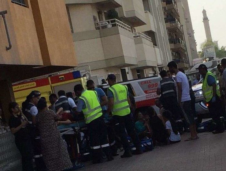 Equipos médicos atendieron a los heridos frente al edificio incendiado. (Twitter)