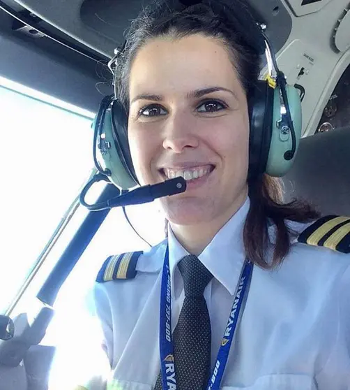 Noemí en la cabina de un avión de Ryanair.