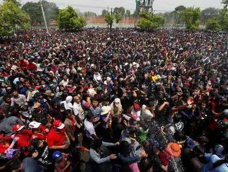 Asistentes a la Fiesta del Agua de Myanmar.