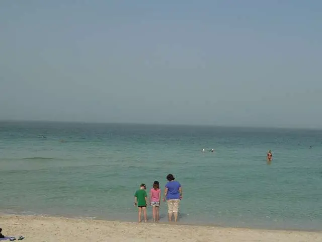 Una familia en una playa de Dubai. (Mike Hauser, Flickr)