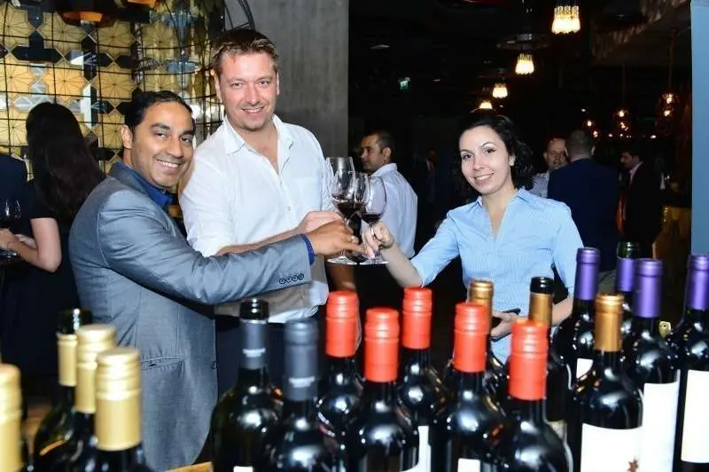 Asistentes brindando durante la celebración del Día del Malbec en Abu Dhabi. (Manaf K. Abbas)