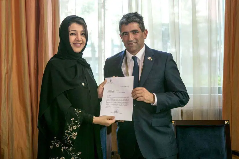 Reem Al Hashimi, ministra de Estado para la Cooperación Internacional y directora general de la Expo 2020, y Raúl Sendic, vicepresidente de Uruguay, en el momento de entrega del documento. (Cedida)