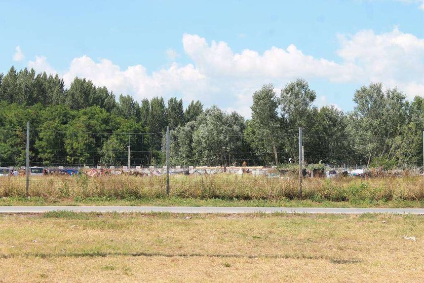 La frontera de Serbia con Hungría, los refugiados malviven en tierra de nadie. (EL CORREO)