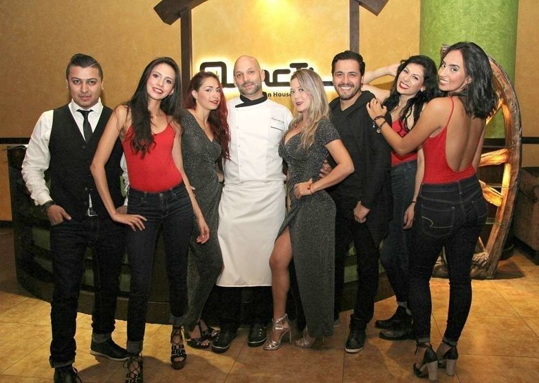 El nuevo equipo del restaurante Ocacti, con Edikson Duarto como manager -a la izquierda- y Alexis Hernández como chef -en el centro-. (EL CORREO)