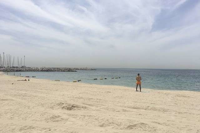 Los carteles se han retirado de la playa Dubai Offshore Sailing Club.
