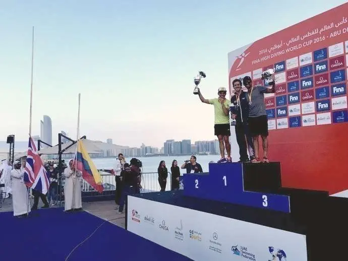 El colombiano Orlando Duque, en el podio de la Copa del Mundo de Clavados celebrada en Abu Dhabi. (Red Bull)