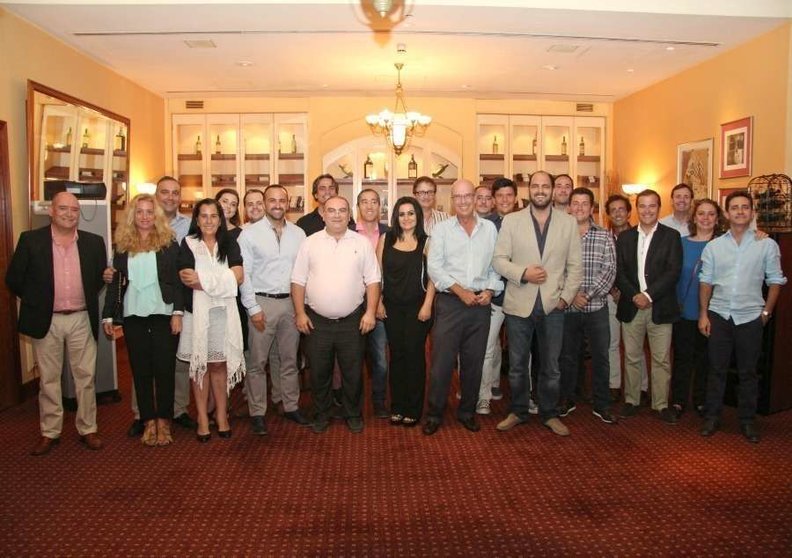 Foto de familia del embajador José Eugenio Salarich con los asistentes a la despedida organizada por integrantes de la comunidad española en Dubai. (EL CORREO)