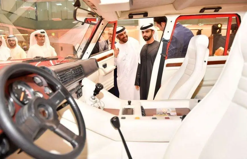 El jeque Mansour bin Mohammed bin Rashid Al Maktoum durante el recorrido por las instalaciones. (WAM)