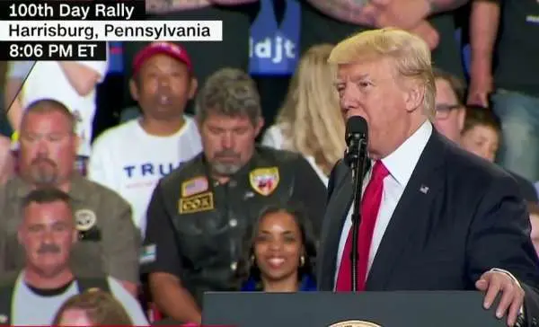 Trump durante su discurso de los 100 días.