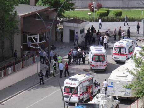 Las ambulancias turcas en el lugar del siniestro.