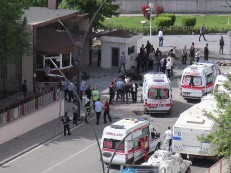 Las ambulancias turcas en el lugar del siniestro.