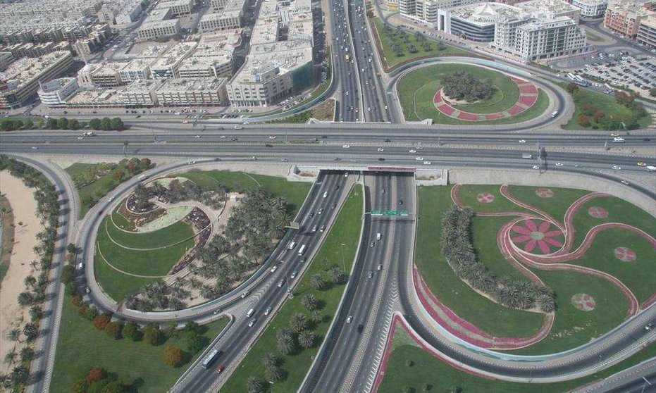 Imagen aérea de autopistas en el emirato de Dubai.