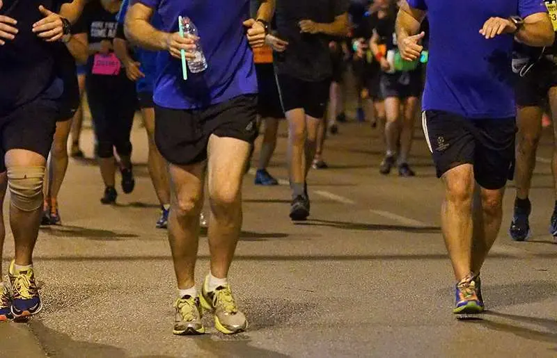 Participantes durante una carrera nocturna. (George Dement, Flickr)