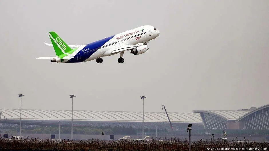 El momento histórico del despegue del avión chino.